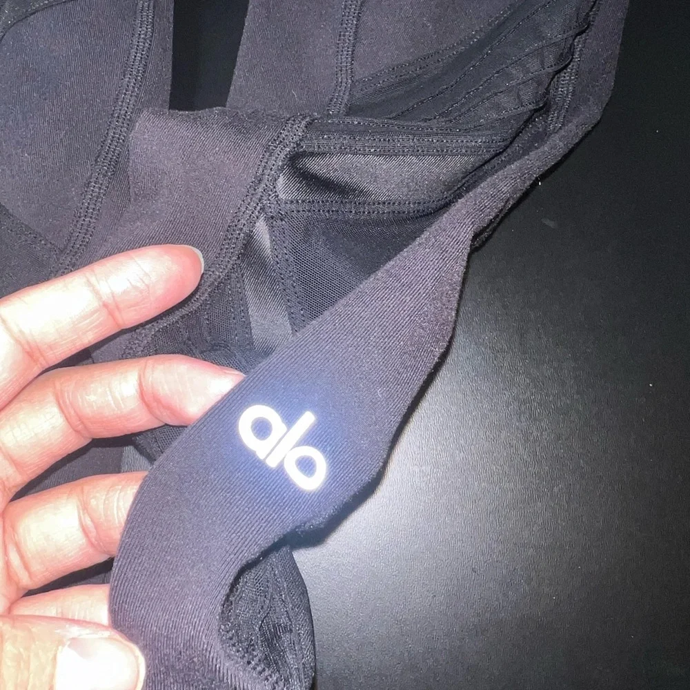 Alo Yoga Black high waisted Leggings  with mesh inserts Size Medium GUC